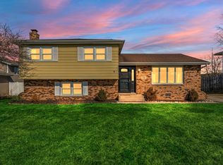 702 Sandi Ln, Schererville, IN 46375