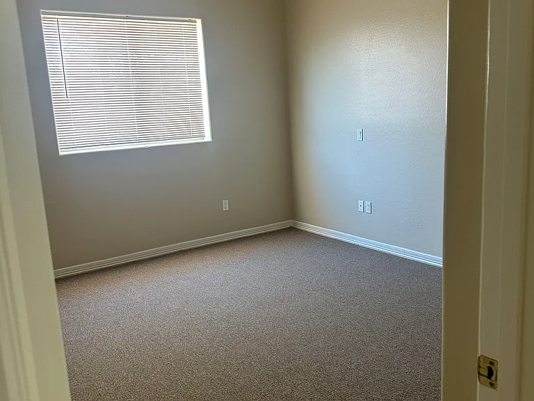 2828 E Roeser Rd — Photo 12