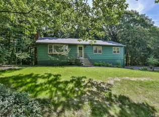 27 Academy Rd, Trumbull, CT 06611