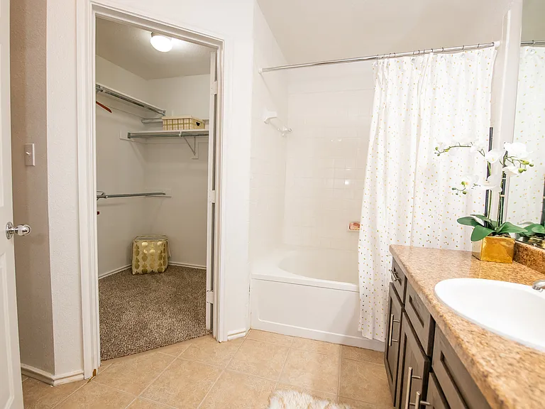 Arbors of Pleasant Valley Apts — Photo 16