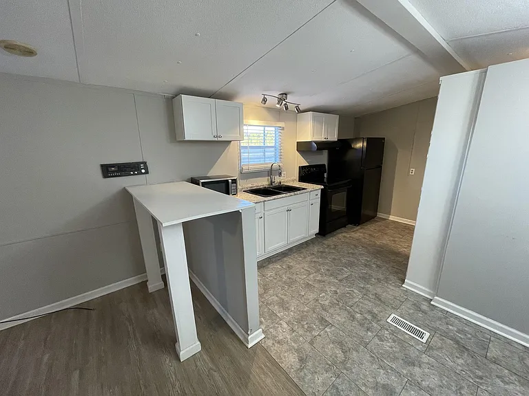 724 Graham Dr — Photo 3