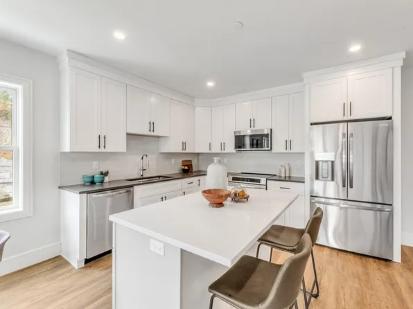 1000 Washington St #305, Dedham, MA 02026