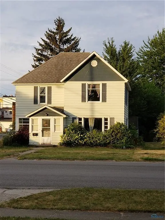 131 W Maple St photo 1