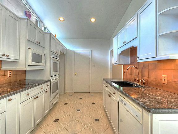 Big open kitchen area.