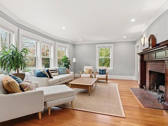 4th image of 1743 Beacon St