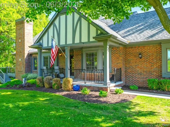 156 Sandhills Ln, Lake Orion, MI 48362