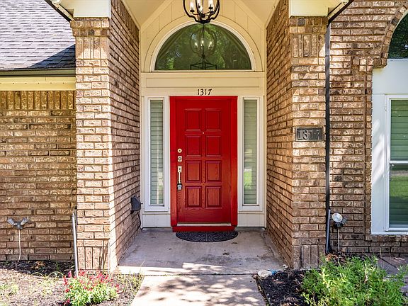 4th image of 1317 Royal Palm Ln