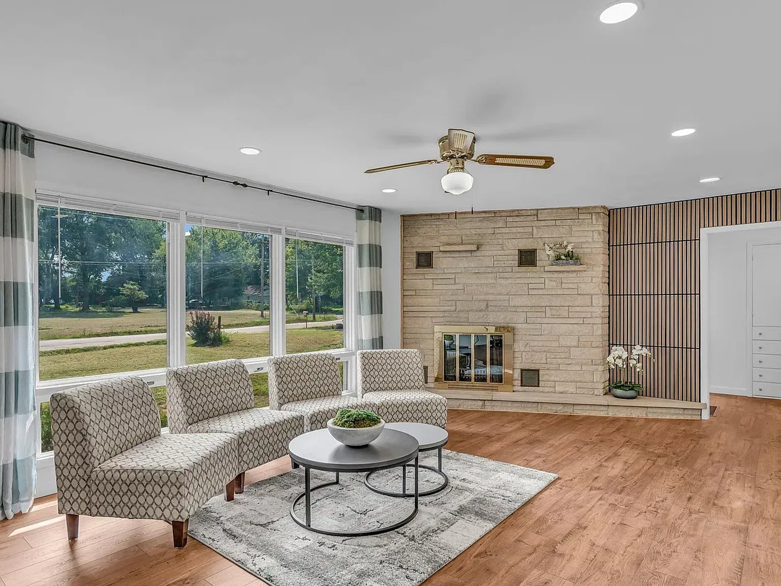 3 bed, 2177 sqft, $2,100 — Photo 2