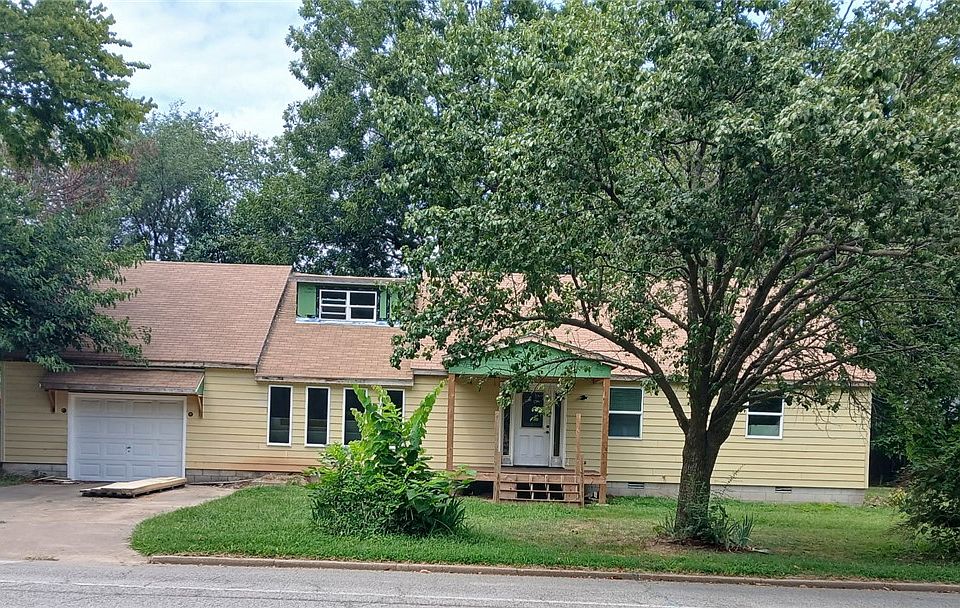 1st image of 208 Quandt Ave
