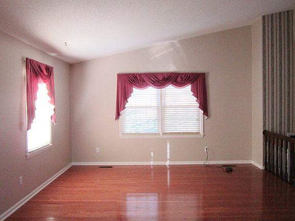 3rd image of 126 E Stadium Dr