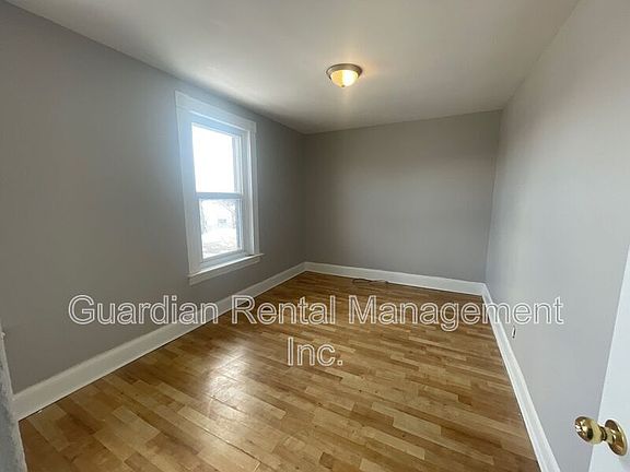 4th image of 229 McKellar St S #2
