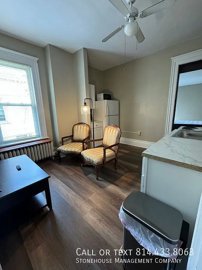 Cool studio in beautiful downtown mansion! — Photo 3