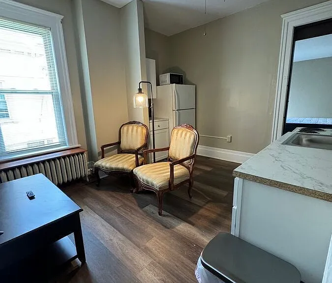 440 W 10th St #7 — Photo 3