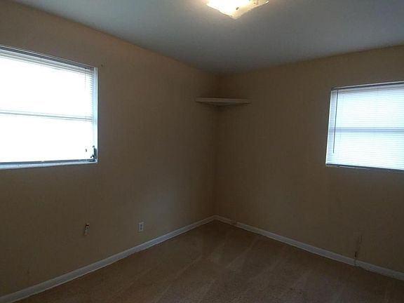 5th image of 410 Clermont Dr W
