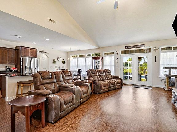 3rd image of 2117 Kara Dr.