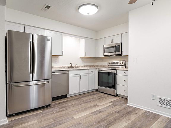 2nd image of 103 NE Dogwood St APT D