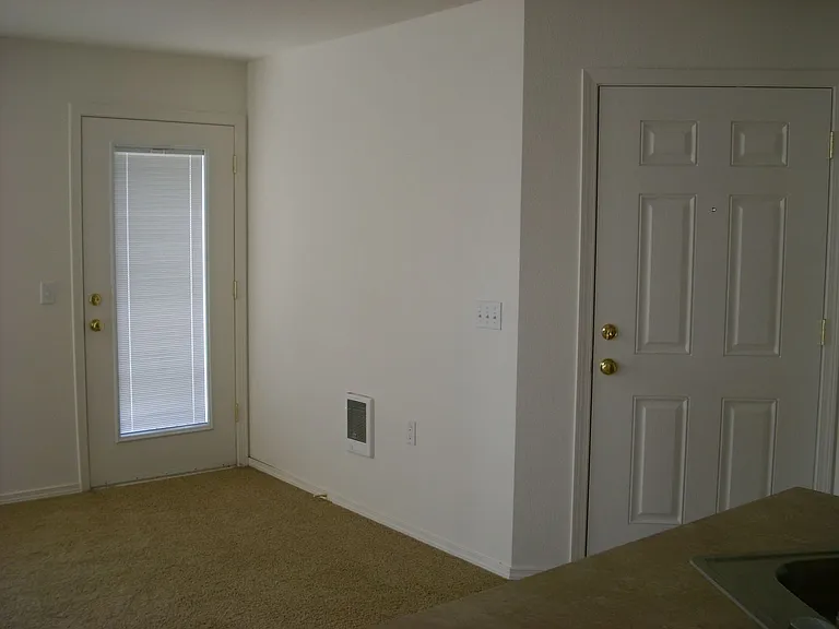 Ellendale Manor Apartments — Photo 5