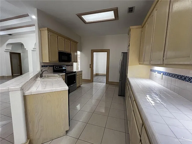 1703 Sunrise Ln — Photo 3