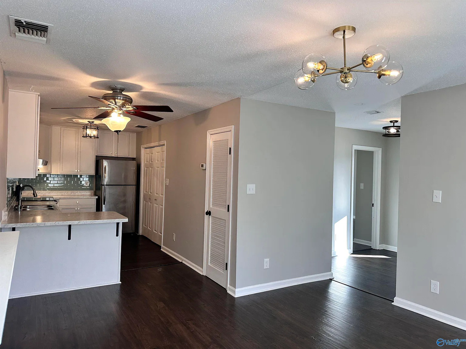 1 bed, 1.0 bath, 787 sqft, $975 — Photo 2