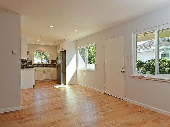 5th image of 935 Rose Ave