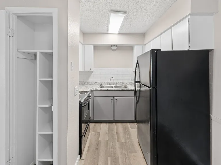 Yukon Heights Apartments — Photo 16