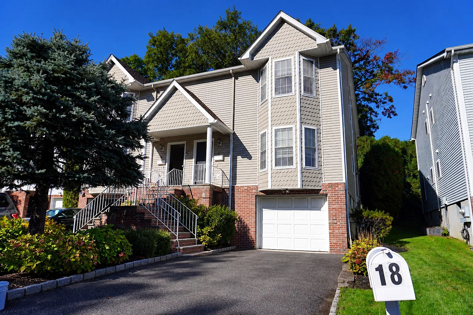 3 bed, 2.5 bath, 1872 sqft, $6,100 — Photo 1