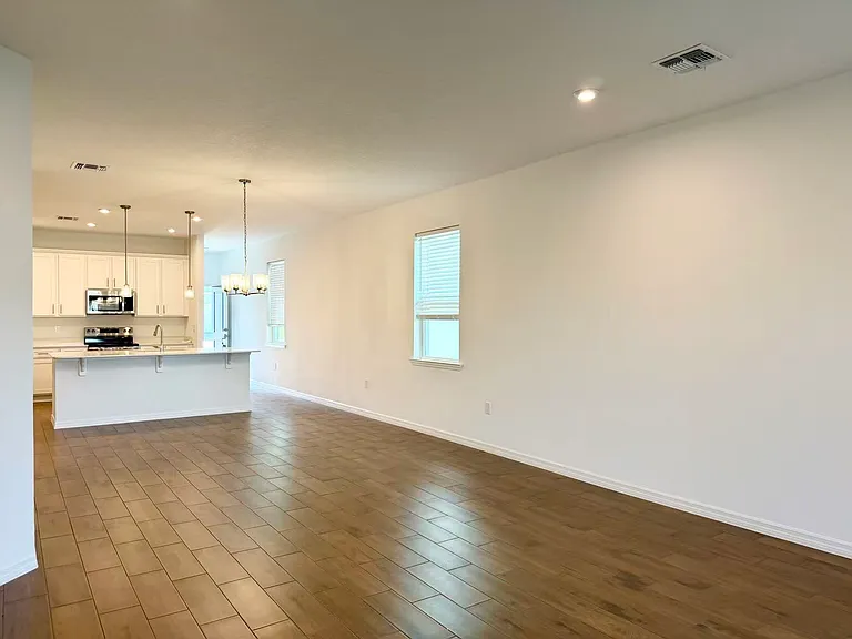 826 Castleford Ave NE — Photo 5