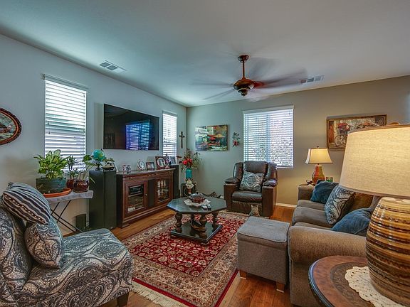 4th image of 207 Clearwood St