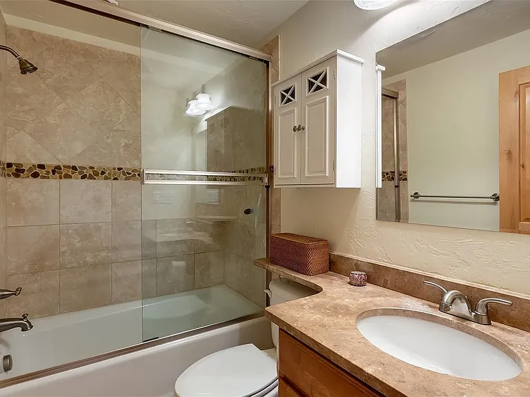 master bedroom attached bathroom