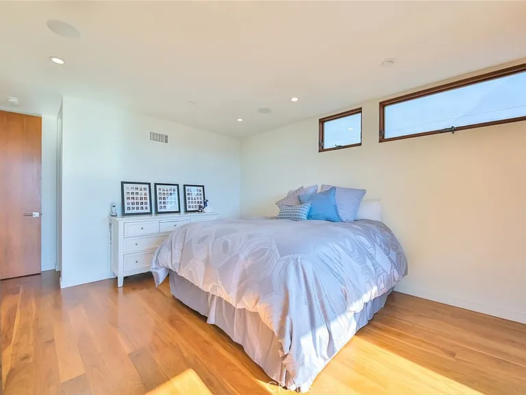 104 Manhattan Ave — Photo 23
