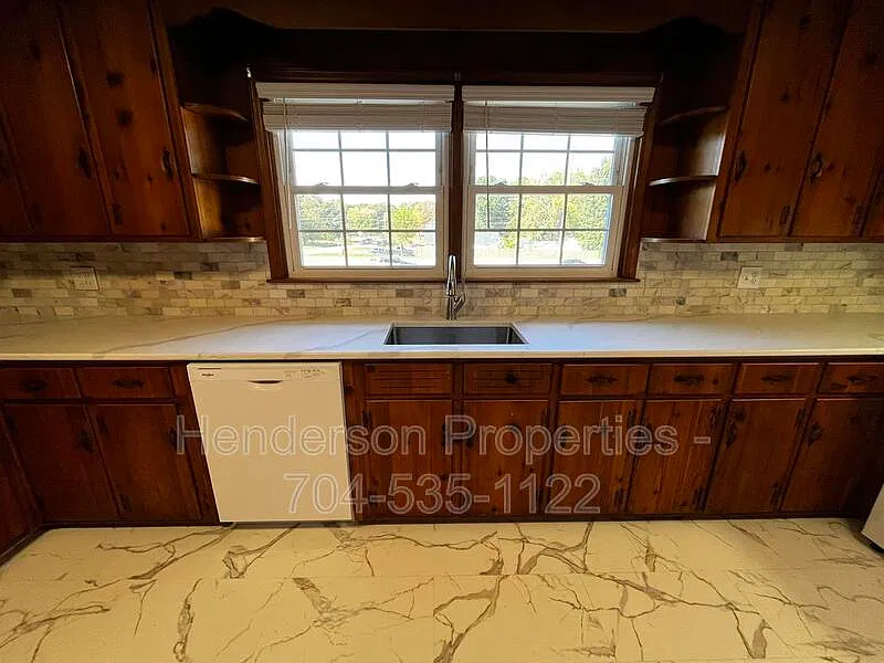 2 bed, 1.0 bath, $1,500 — Photo 3