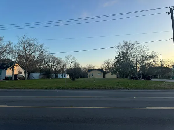 1921 W Main St, Baytown, TX 77520