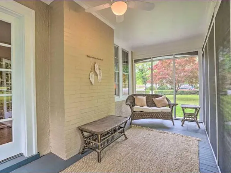 502 S George St — Photo 4