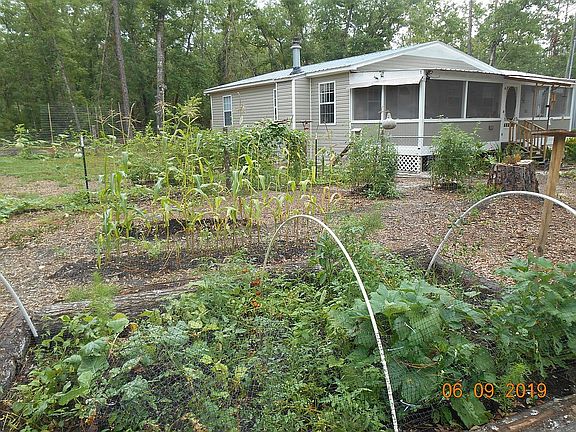 Garden w fenced side yard