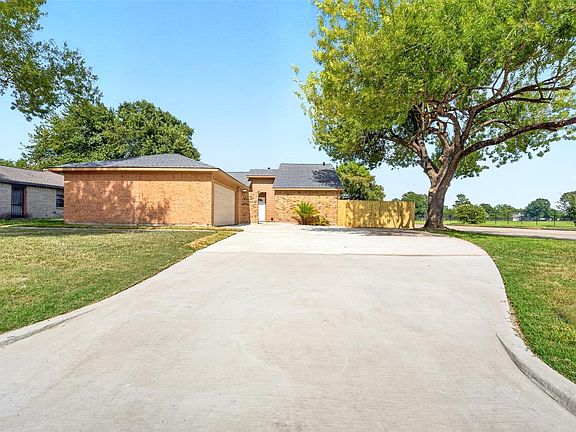 3rd image of 8702 Parkway Forest Dr