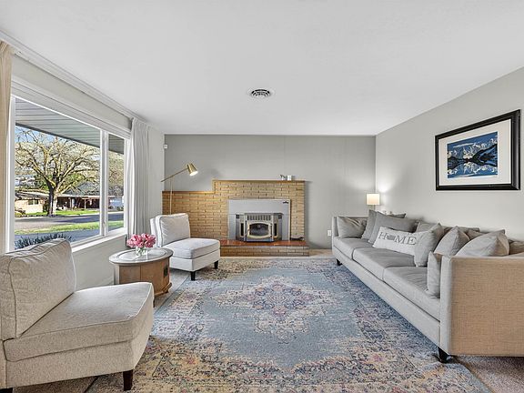 2nd image of 935 Parkside Dr