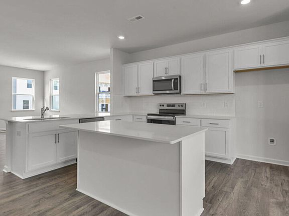 4th image of 808 Washington St