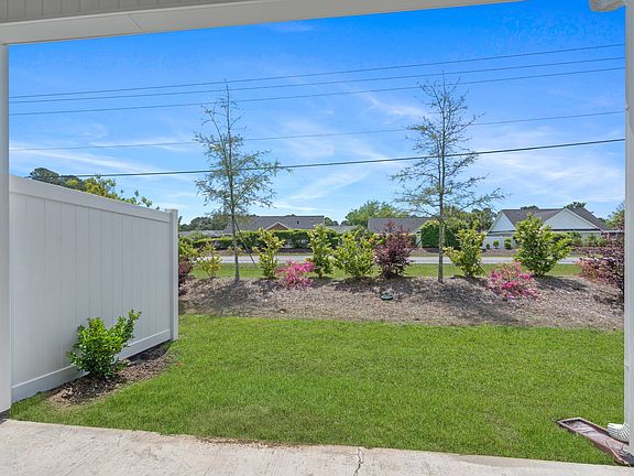 3rd image of 265 Sandridgebury Dr