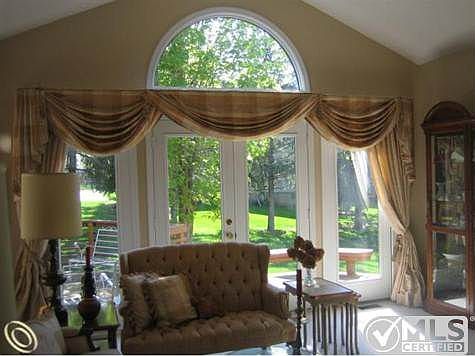 Great rm w/french doors to deck.