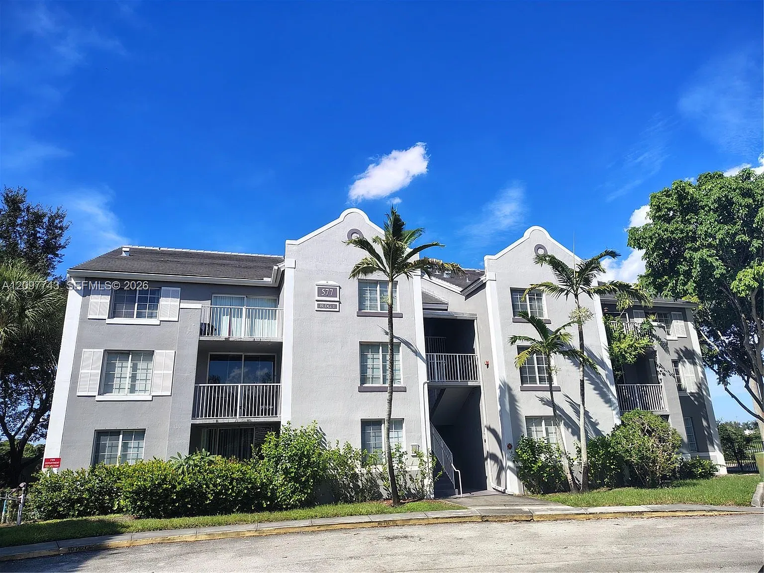 Devonaire Condo At Pembro — Photo 4