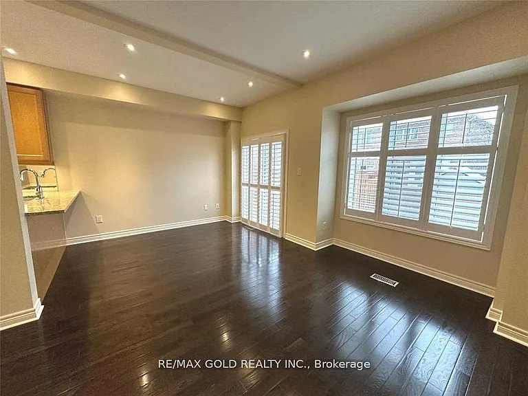 471 Meadowridge Ct — Photo 12
