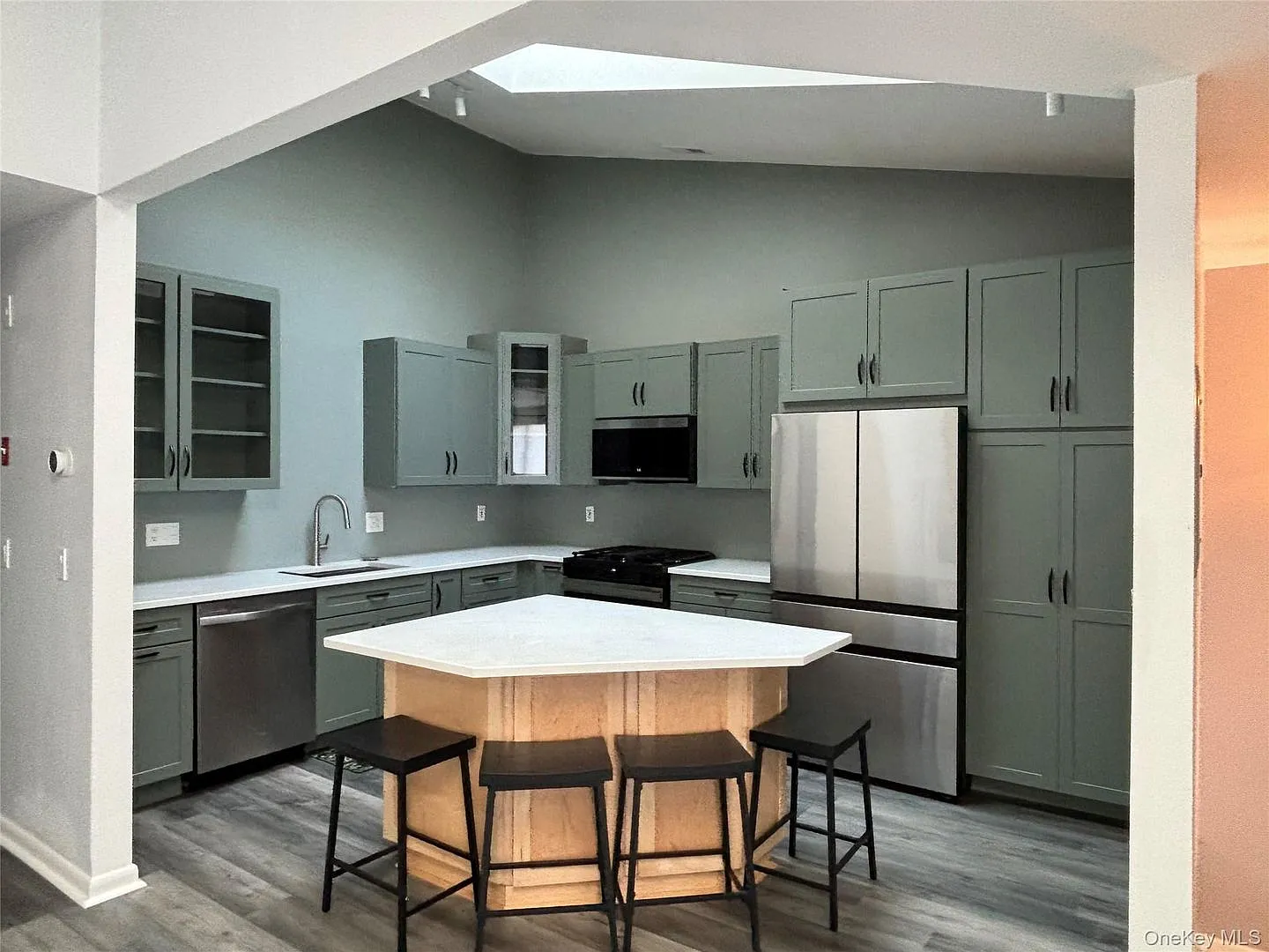2 bed, 2.0 bath, 1328 sqft, $2,700 — Photo 4