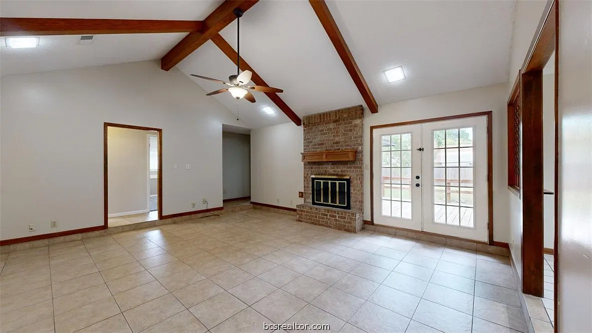 4 bed, 2.0 bath, 1348 sqft, $2,200 — Photo 2