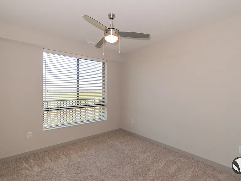 Chateau at Yankee Hill Apartments — Photo 36