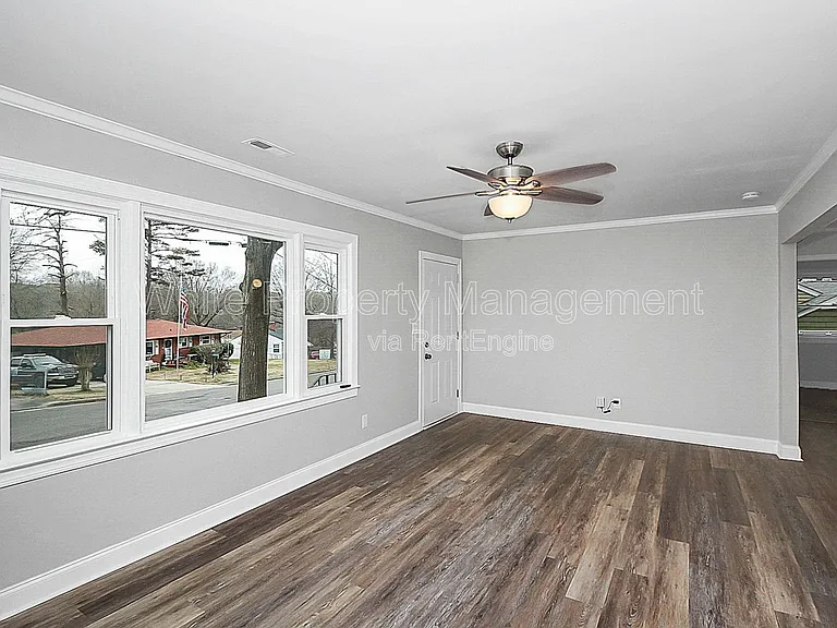 604 Westwood Cir — Photo 2