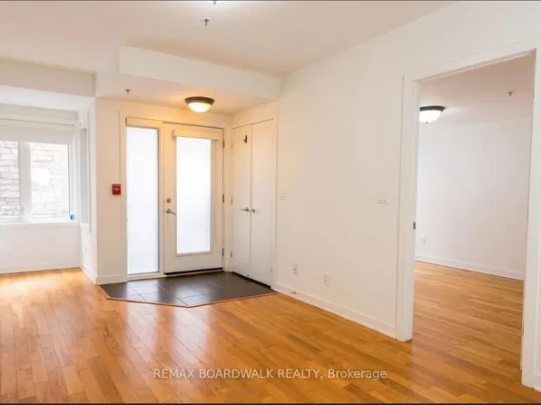 458 D King Edward Ave #209, Ottawa, ON K1N 0B3