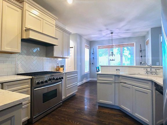 Chef's kitchen w/36" 6-burner range