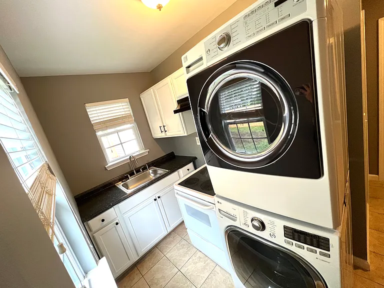 919 Wainwright Ave — Photo 8