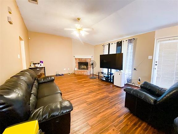 5th image of 437 Cambridge Dr