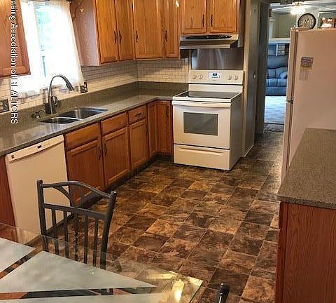 4th image of 1302 Red Leaf Ln